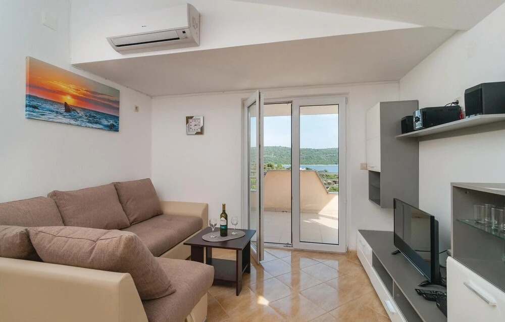 Beautiful Home in Sevid With Wifi and 4 Bedrooms