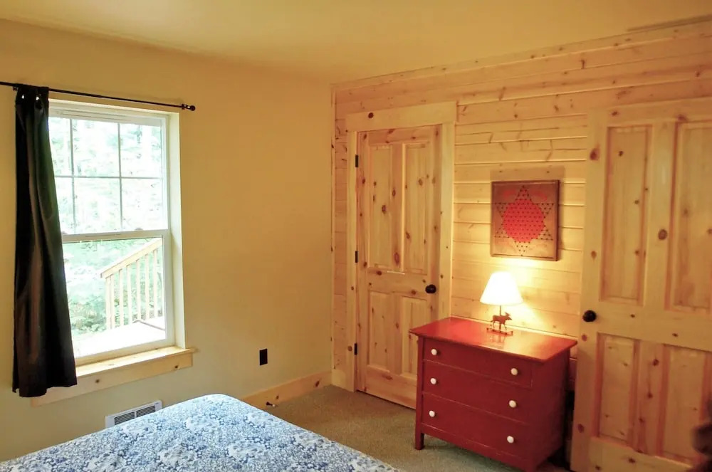 Glacier Springs Cabin 2bedrooms, 2 Baths - hot tub & Pet Friendly!