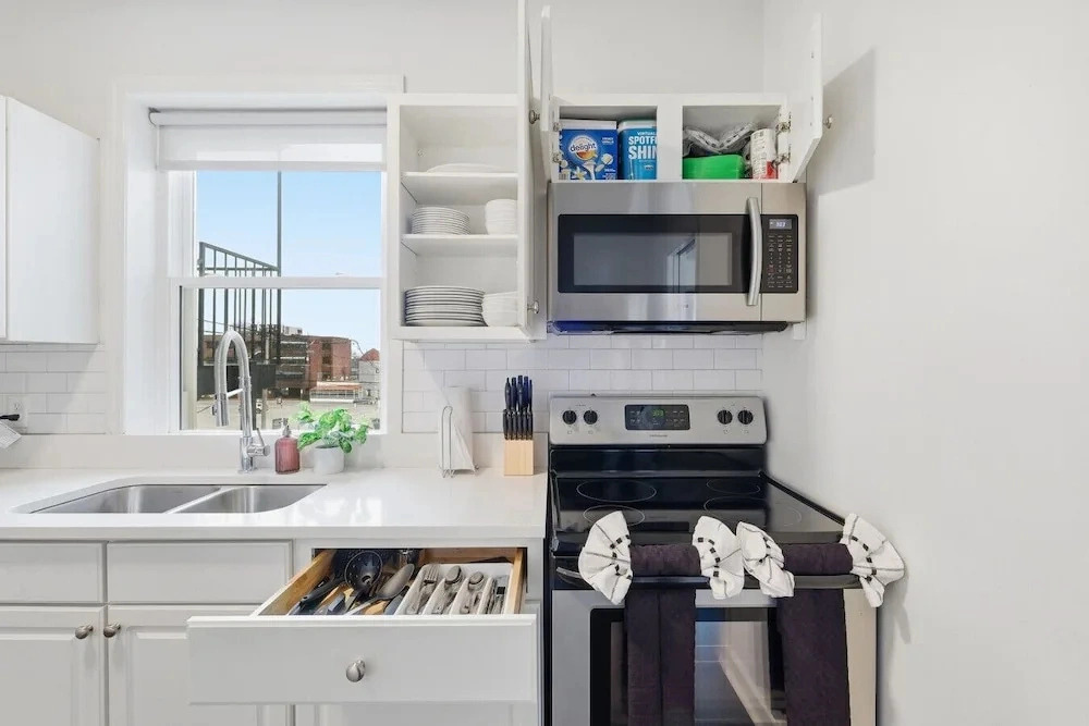 Bright 3BR Aptclose to Universities Parking