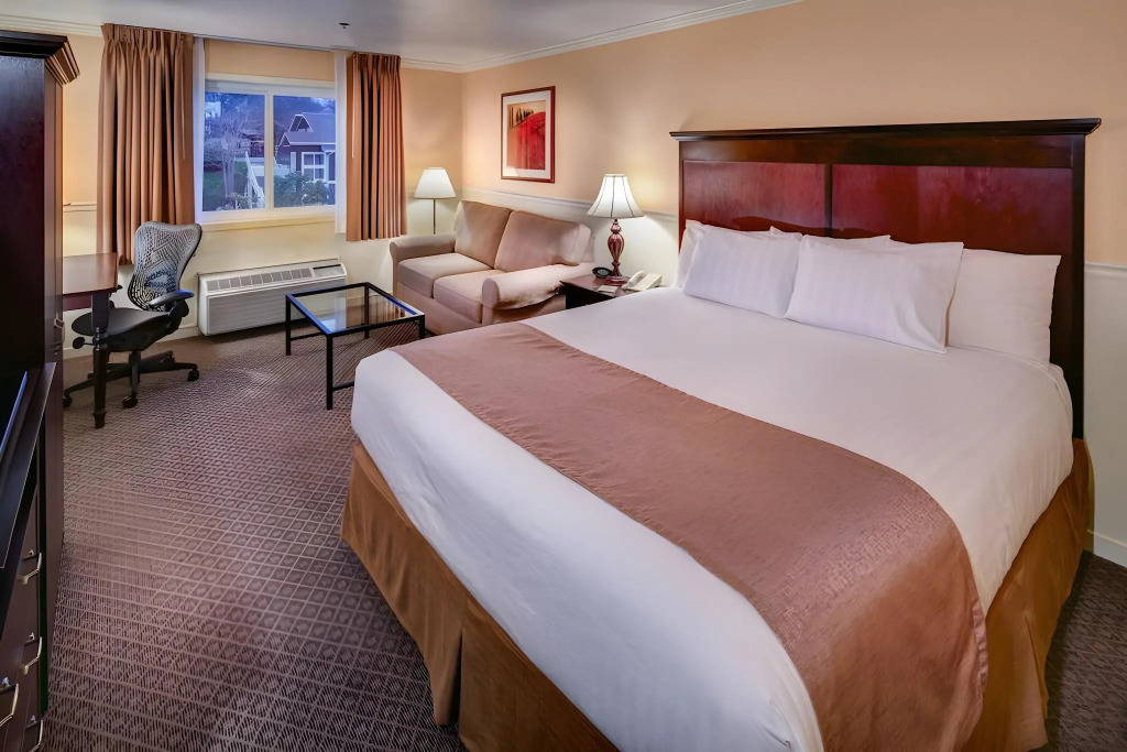 Lake Natoma Inn