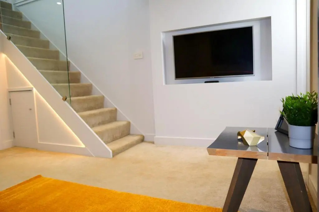 Trendy Urban Industrial Apartment - Great Location - Parking - Netflix - Fast WiFi - Smart TV - Beautiful 2 Double Bedroom Apartment sleeps up to 4!
