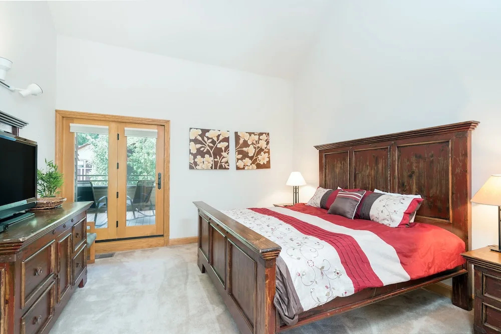 Cimarron Lodge 33 by AvantStay Ski-InSki-Out Property in Complex w Two Hot Tubs