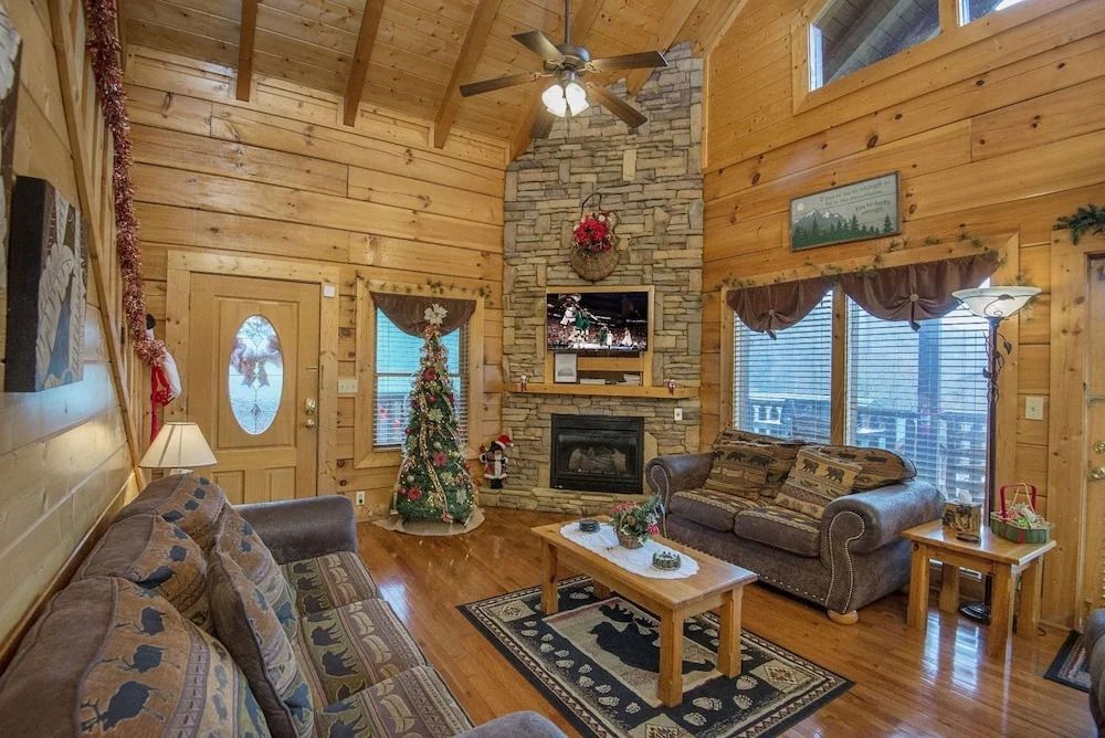 ERN850 - SIMPLY THE BEST - GREAT LOCATION - CLOSE TO ALL THE ACTION! cabin