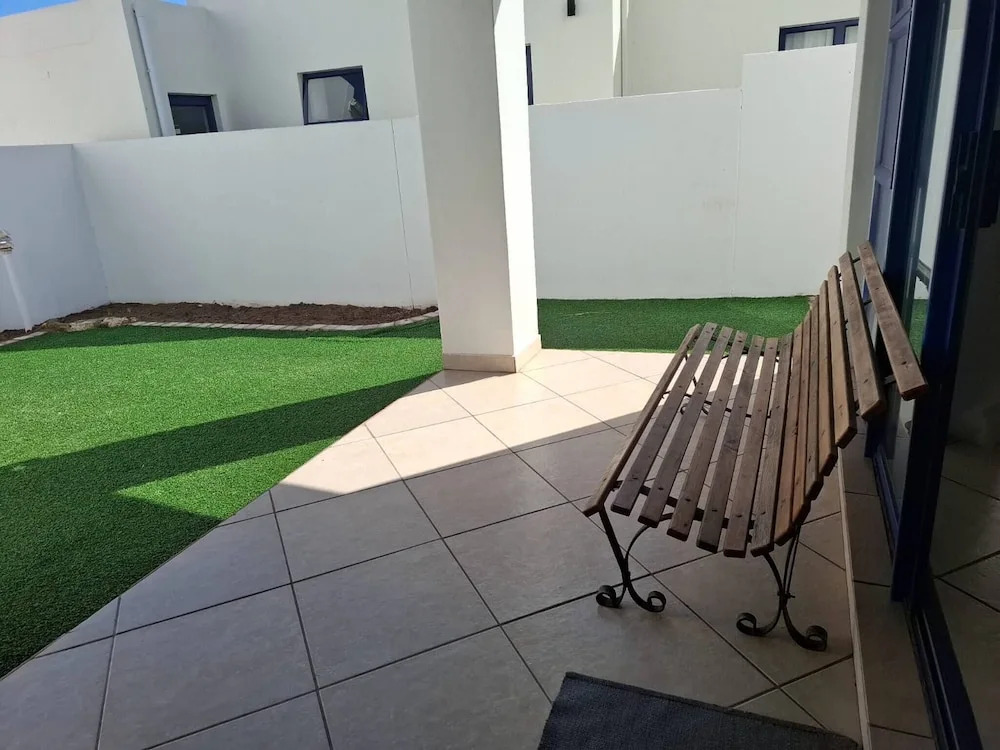 OosiesRus - Charming Langebaan Villa with Garden View