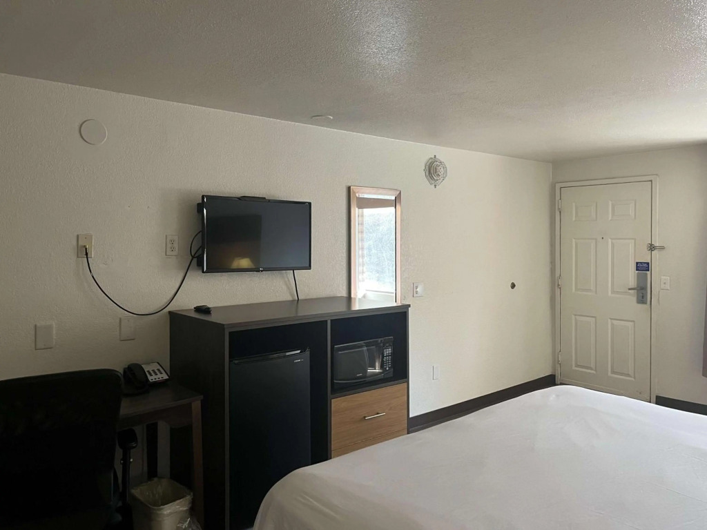 Motel 6 Cross Lanes, WV Goff Mountain Rd