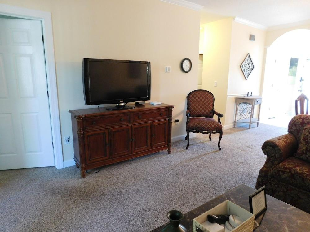 Wedgewood #523 2 Bedroom Condo by RedAwning