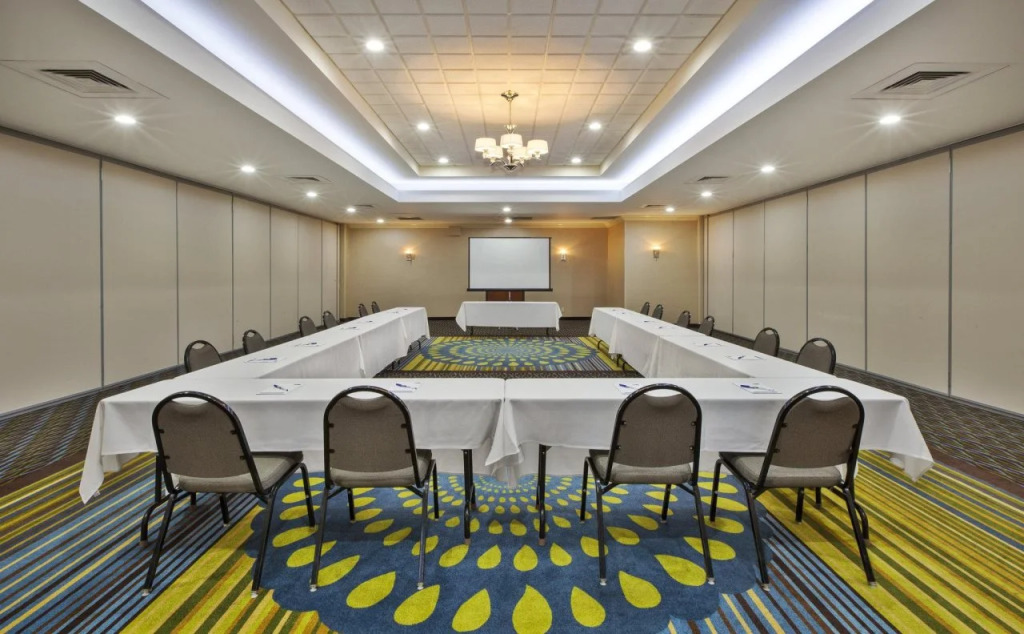 Holiday Inn Express Hotel & Suites - Belleville Area by IHG