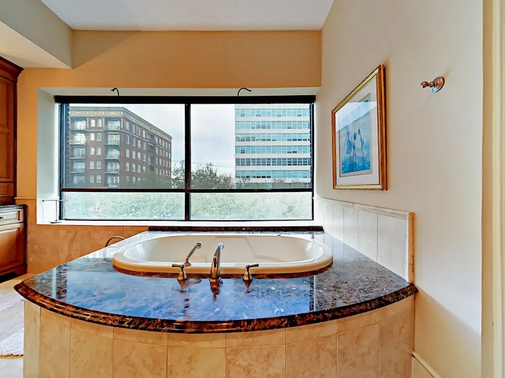 300 Drayton Condo 4 Bedrooms 3.5 Bathrooms Condo