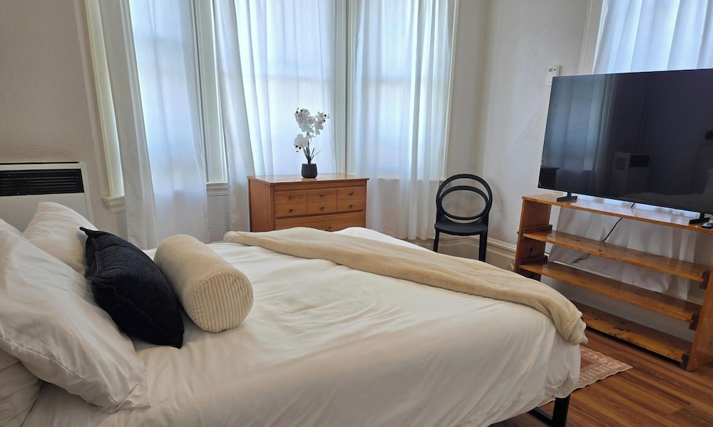 Gorgeous 3 Bedroom In Downtown