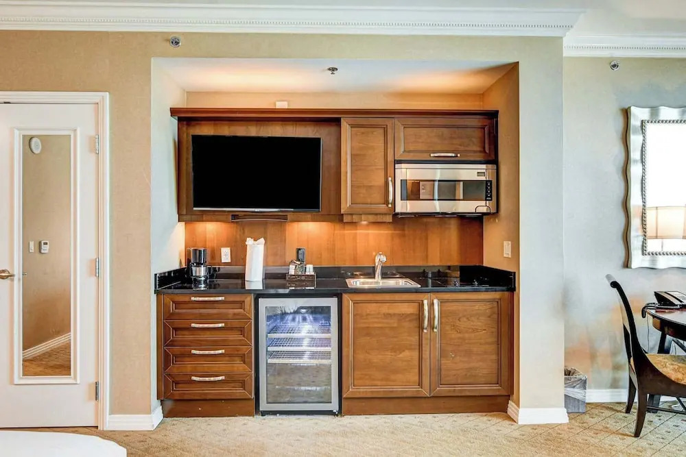 Beautiful Strip View Studio w Balcony 02807