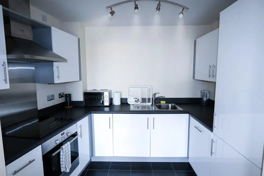Mordern Top Floor Apartment with Free Parking