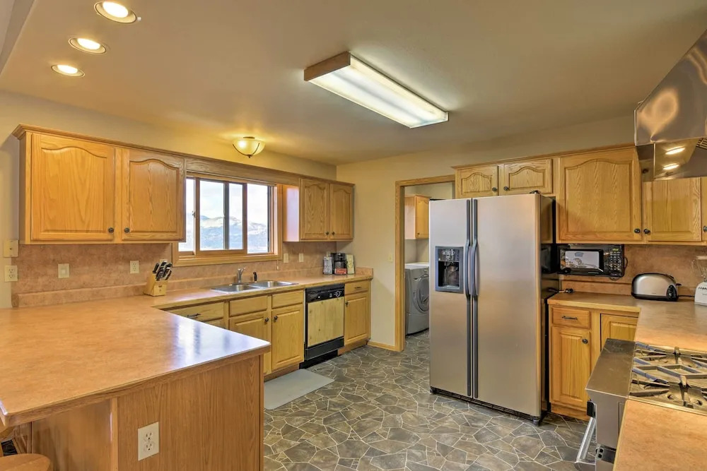 Buena Vista Retreat: 7 Acres & Panoramic Views