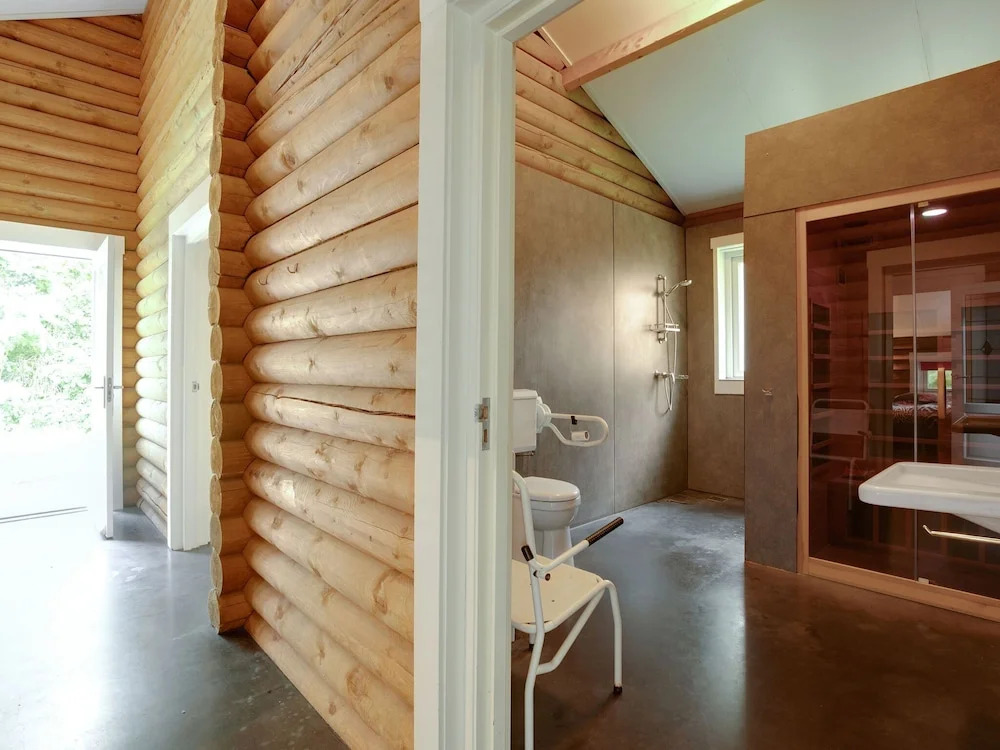 Holiday Bungalow with Sauna, Located on a Pond in Hoge Hexel