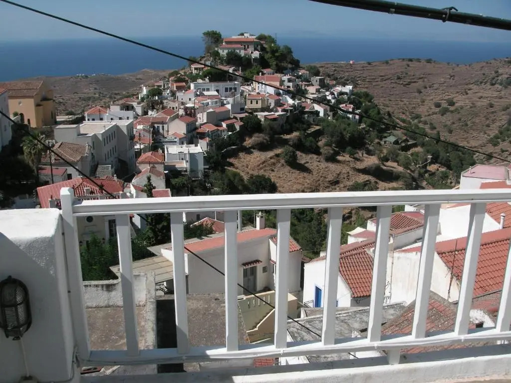 3-level doll house in Kea Ioulida/Chora, Cyclades