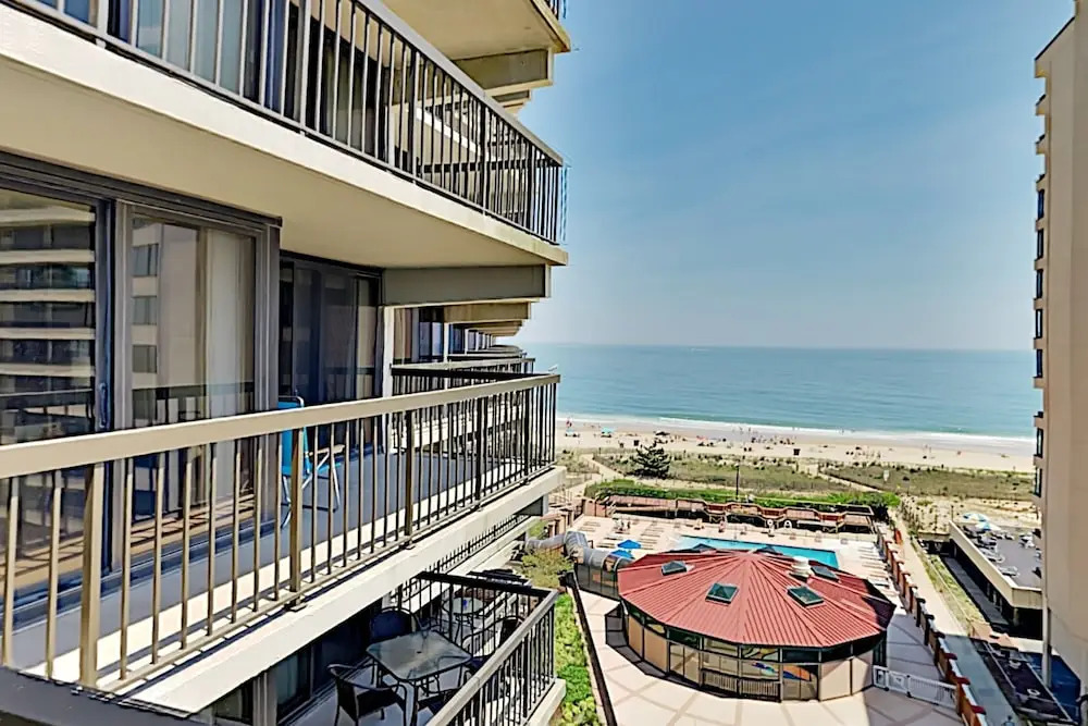 Updated End Unit W/ Ocean Views - Pools, Cinema 2 Bedroom Condo