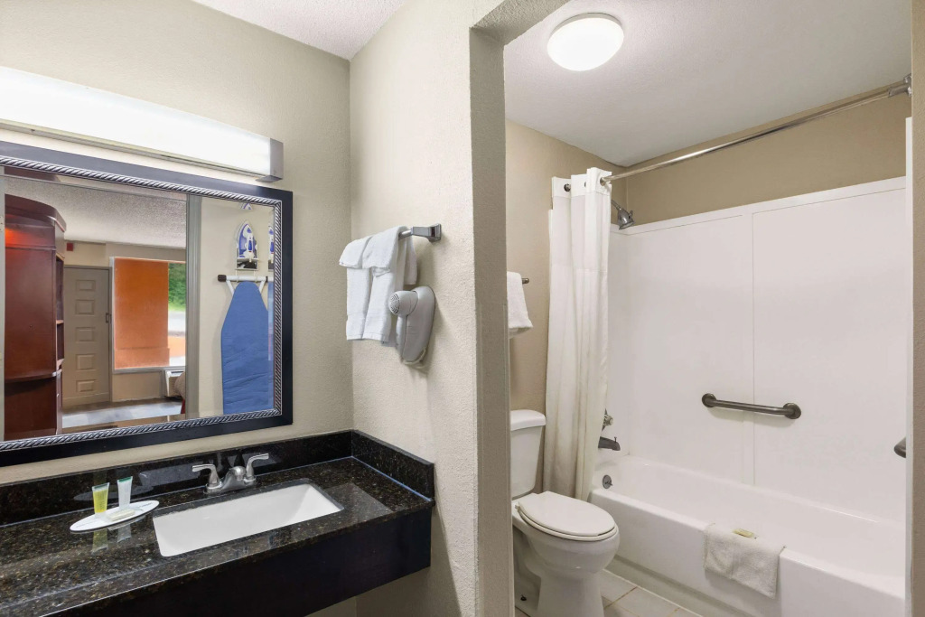 Days Inn by Wyndham Knoxville East