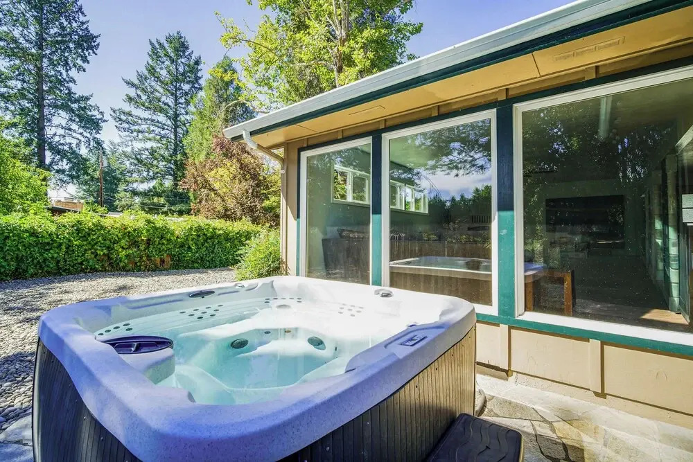 Lovely Riverfront Grants Pass Home: Pool & Hot Tub