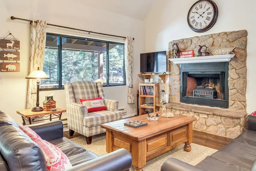 2 Mi to Fool Hollow Lake: Wooded Cabin w/ Fire Pit
