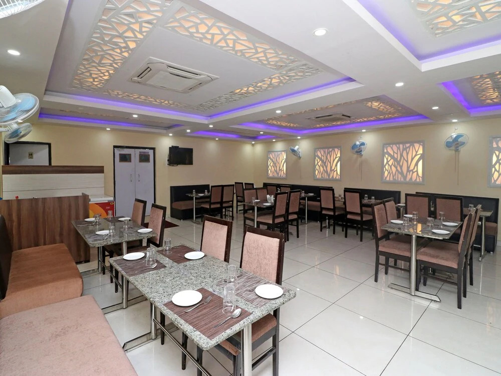 Collection O 13233 Grand Inn
