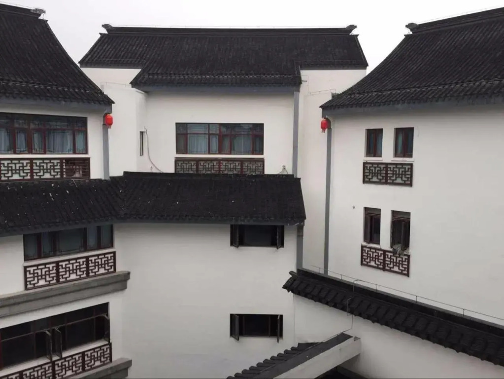 Suzhou Luzhi Riverside Inn Hostel