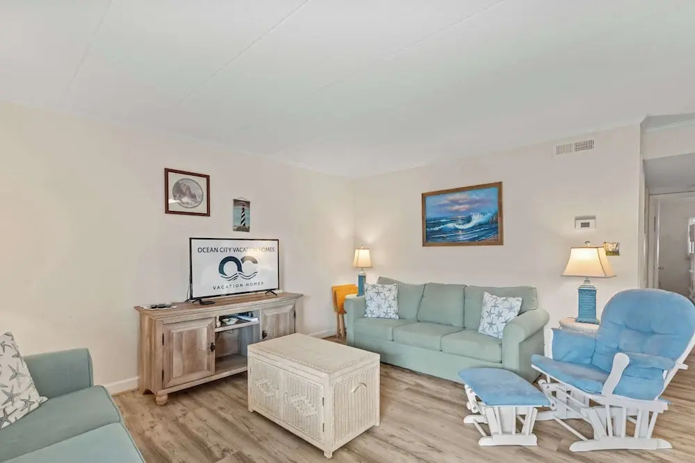Salty Sands 4 208 2BR Ocean-block Condo, Balcony, Beach Gear & Parking