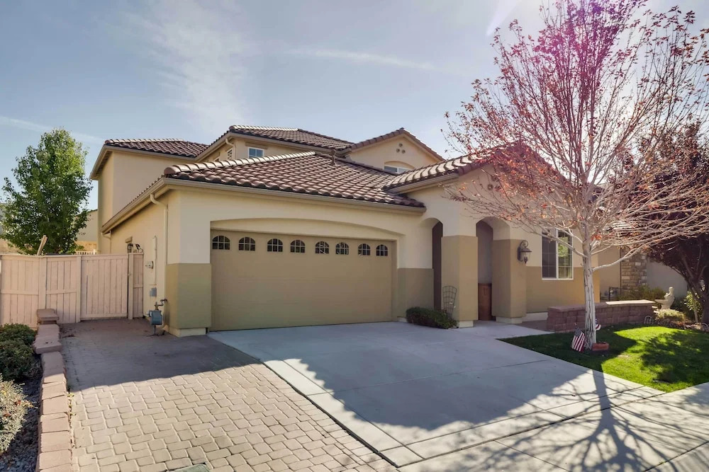 Desirable Reno Apartment: 15 Mi to Ski Slopes!