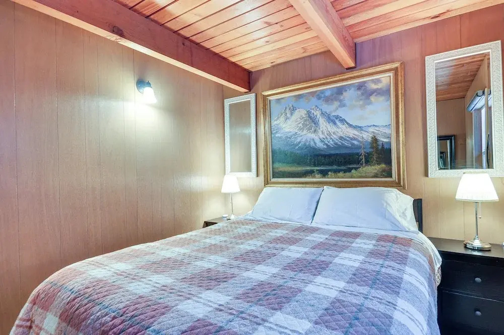 Inviting Mt Hood Cabin w/ Porch: 1 Mi to Skibowl!