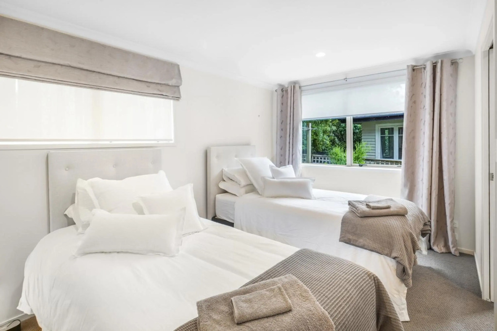 Lake Retreat - Hamilton Holiday Home