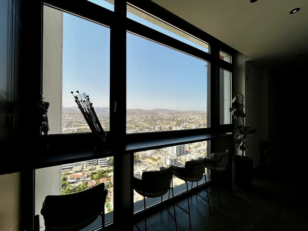 128 LIM - 2106 Stay Only Tower Suite