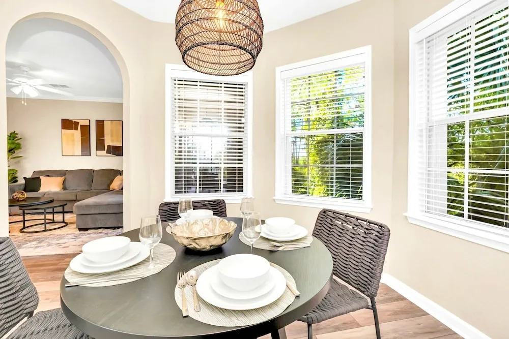 Upstay: Pet-friendly Family Condo w Poolsleeps 8