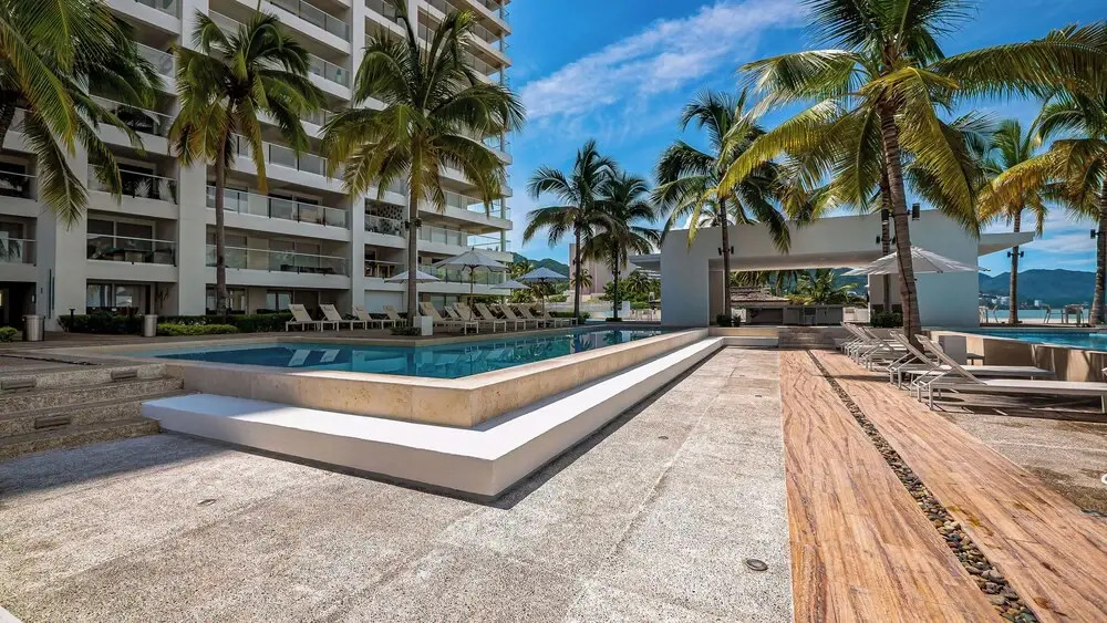 Gorgeous 1BR with Pools & Sea Views