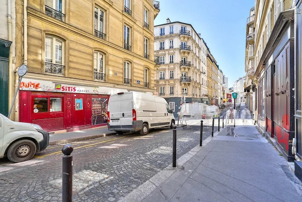Charming 2 Room Apartment Near Square Louise-michel