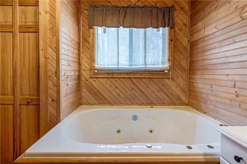Dreams and Streams 2 Bedroom Home with Hot Tub
