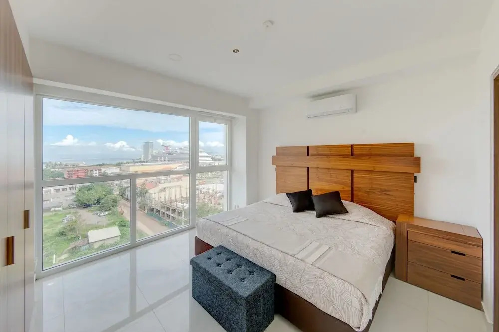 Spectacular Beach And Mountain View Condo - 5 Min From The Beach