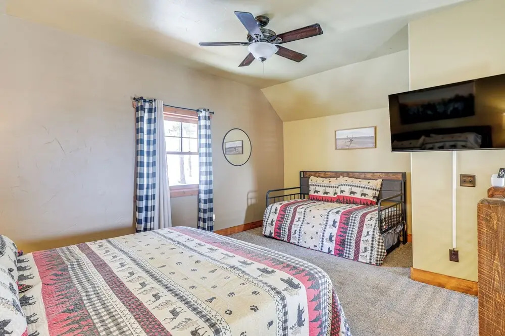 5 Mi to Terry Peak: Spacious Lead Cabin w/ Hot Tub
