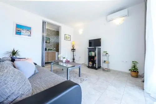 Lorelai Apartments