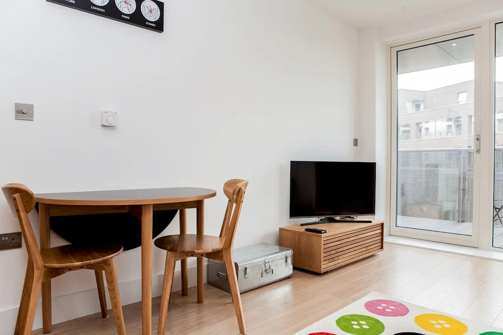 Colourful Modern Brixton 2 Bed with Balcony