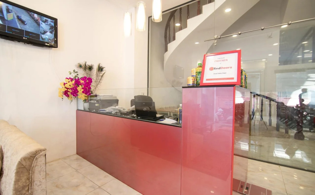 RedDoorz Plus near Hoang Van Thu Park 2