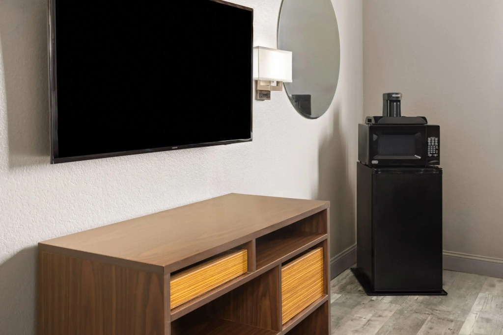 Super 8 by Wyndham Mentor/Cleveland Area