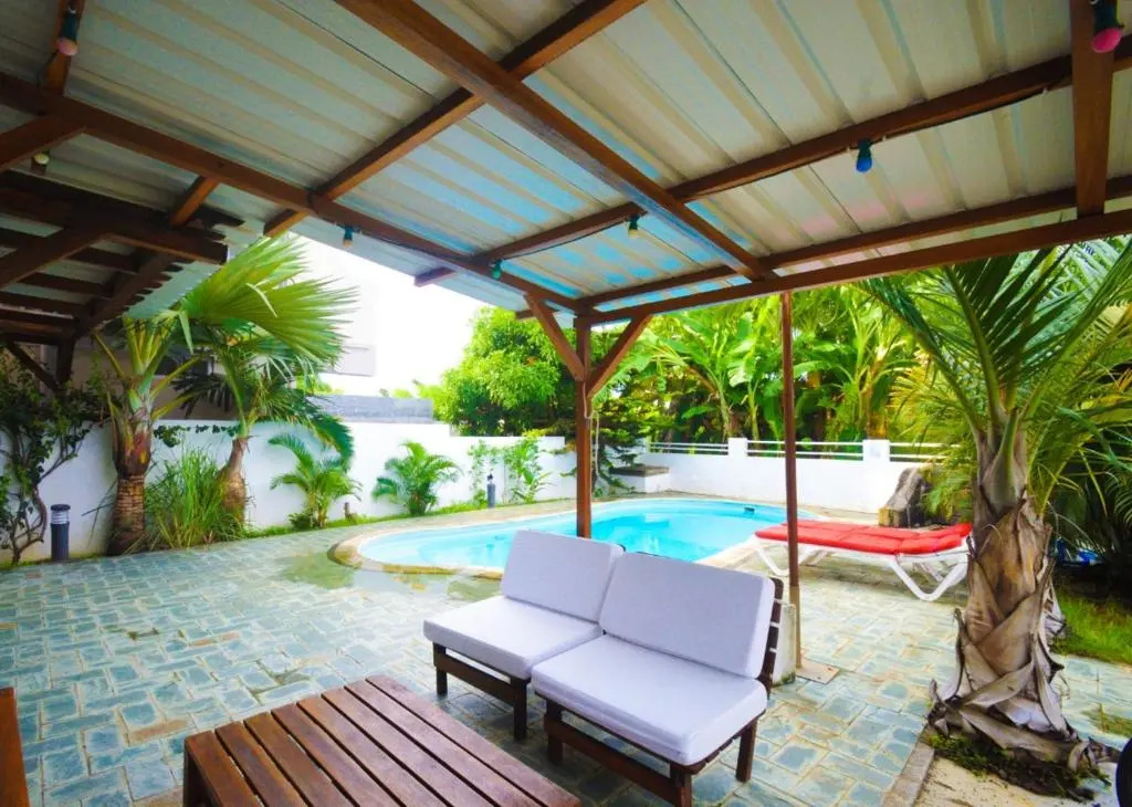 One bedroom appartement at Pereybere 500 m away from the beach with shared pool enclosed garden and wifi