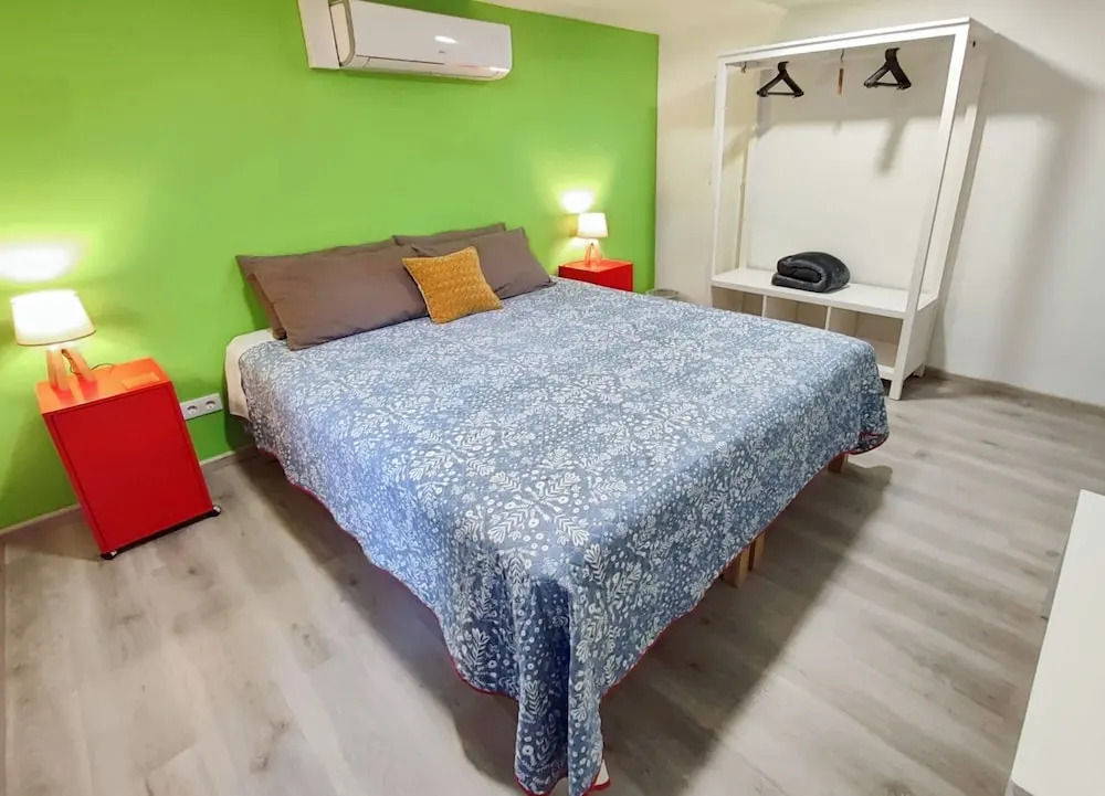 Modern 2BR Ground-floor Flat BBQ Patio Parking