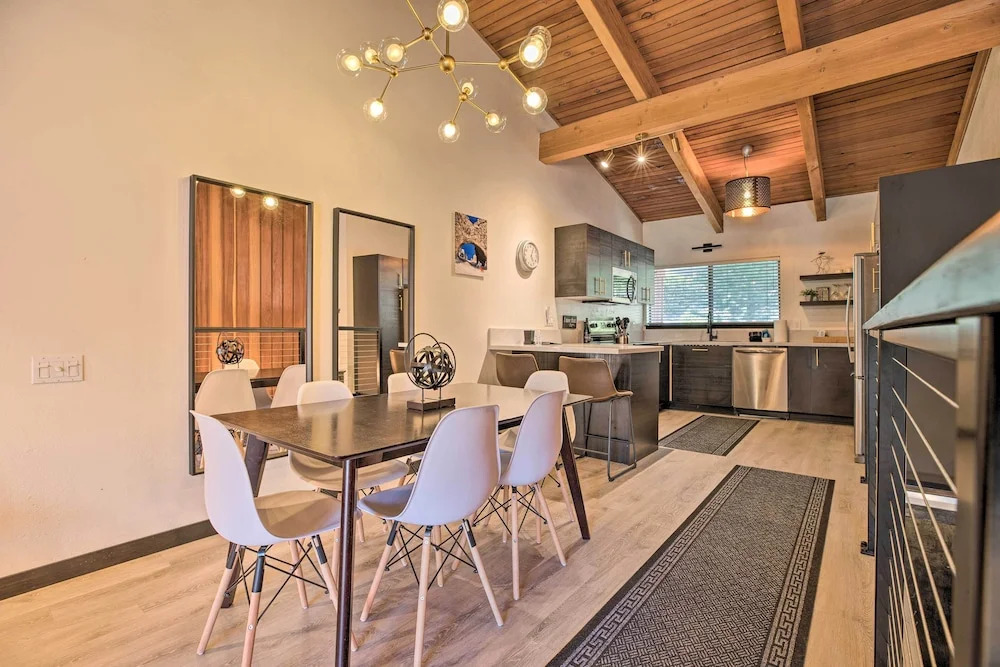 Contemporary Mountain Retreat - Walk to Slopes!