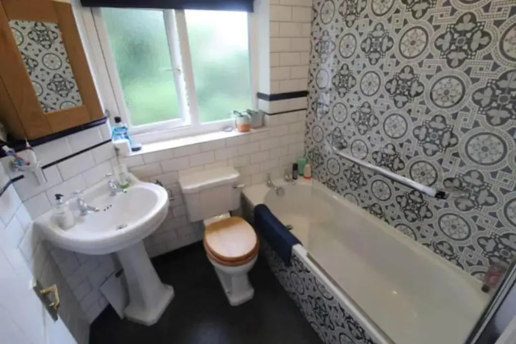 3 Bedroom house-close to Manchester airport-Free parking-private garden