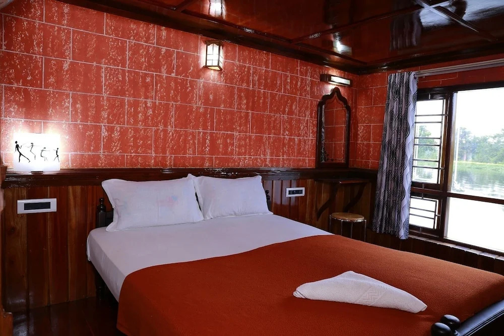 Coco HouseBoat
