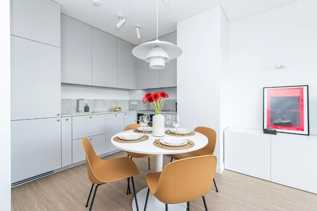 New Modern Apt with Garage Parking, Balcony, by Cohost