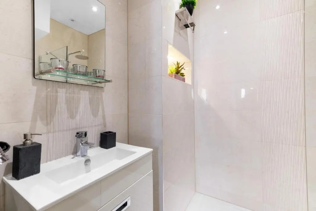 Harrow Hse 3 Bedrooms 2 Bathrooms Off Road Parking