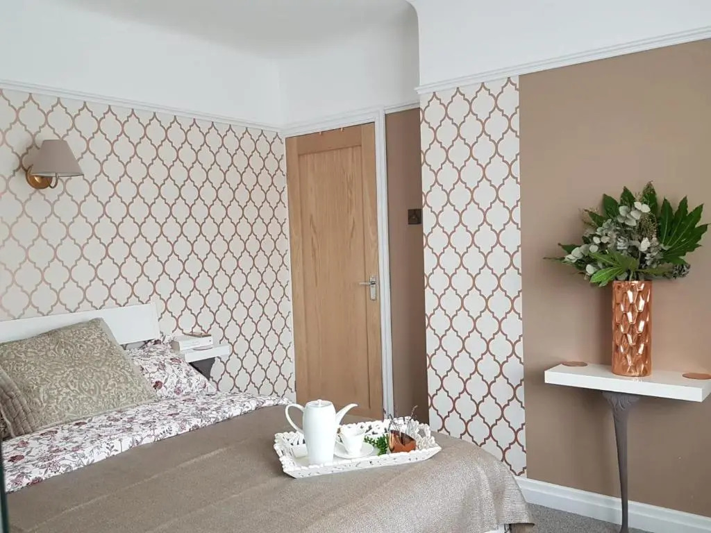 Luxury Home with Secret Garden and Free Parking