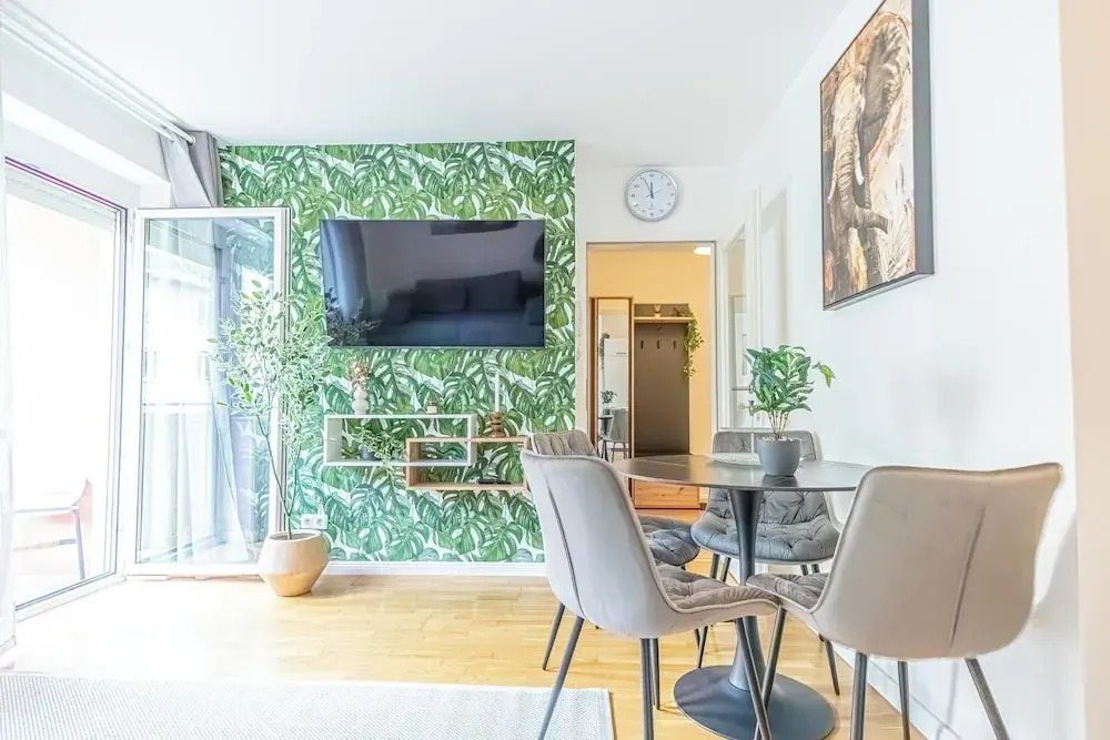 Comfortable 1BR 1LR City Center Apt