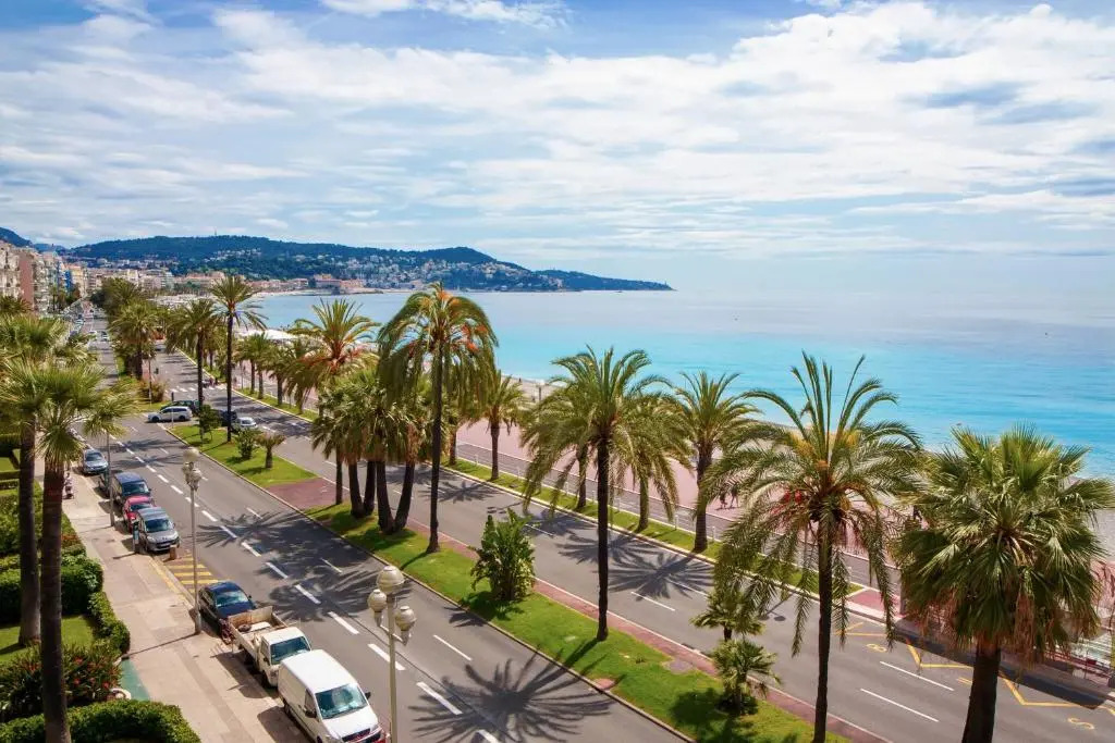 Like in a Boat , 2BR 2BA with big balcony in front of the sea