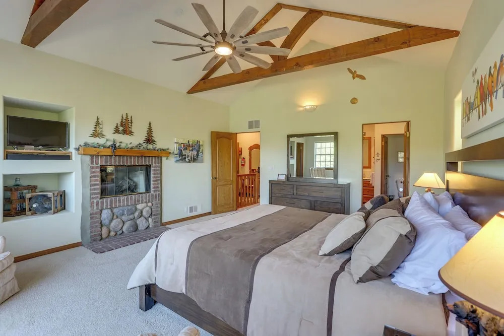 Luxe Lake Arrowhead Home w/ Deck, 3 Mi to Village